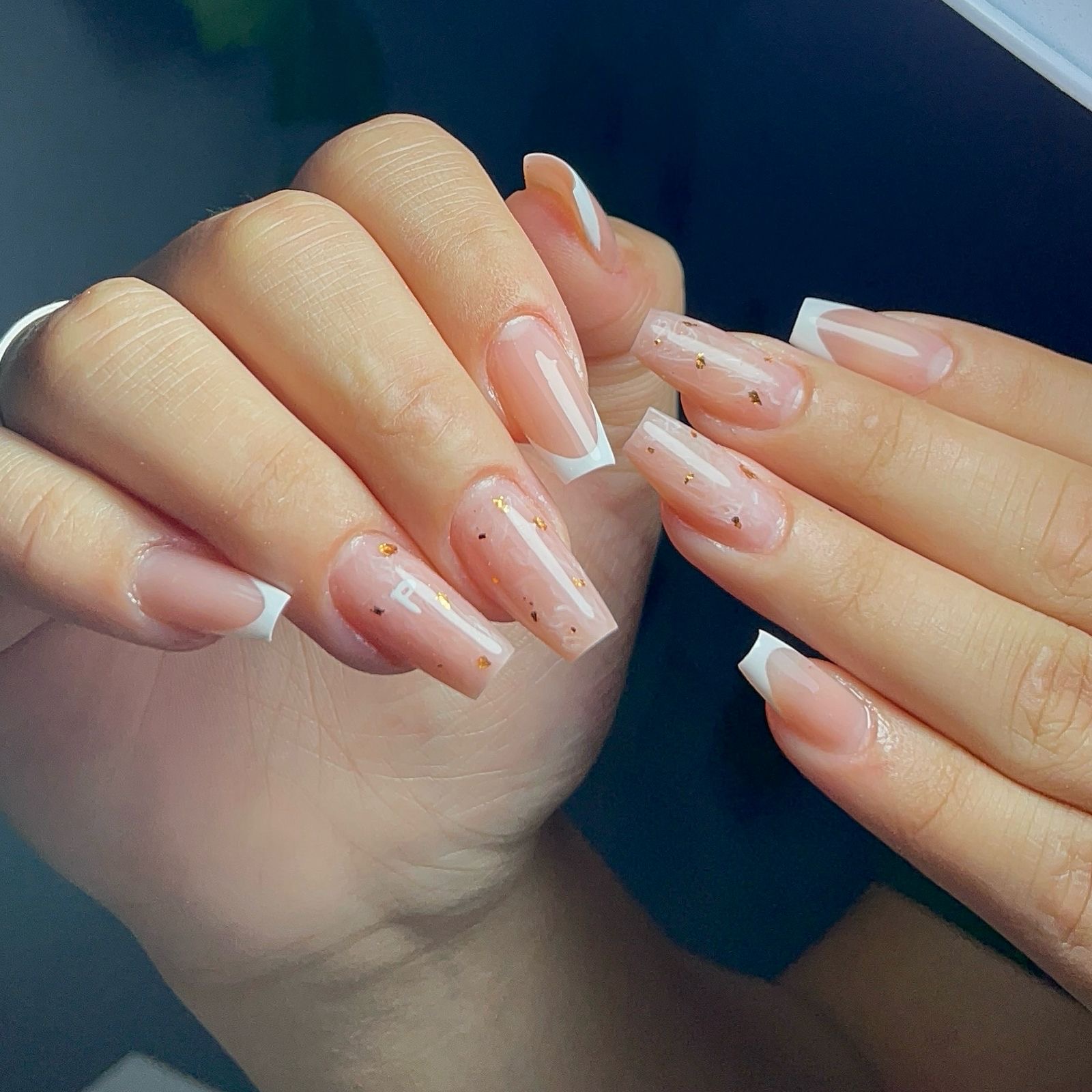 Unha em gel com francesinha e detalhes dourados, feita no Divina Mulher Studio