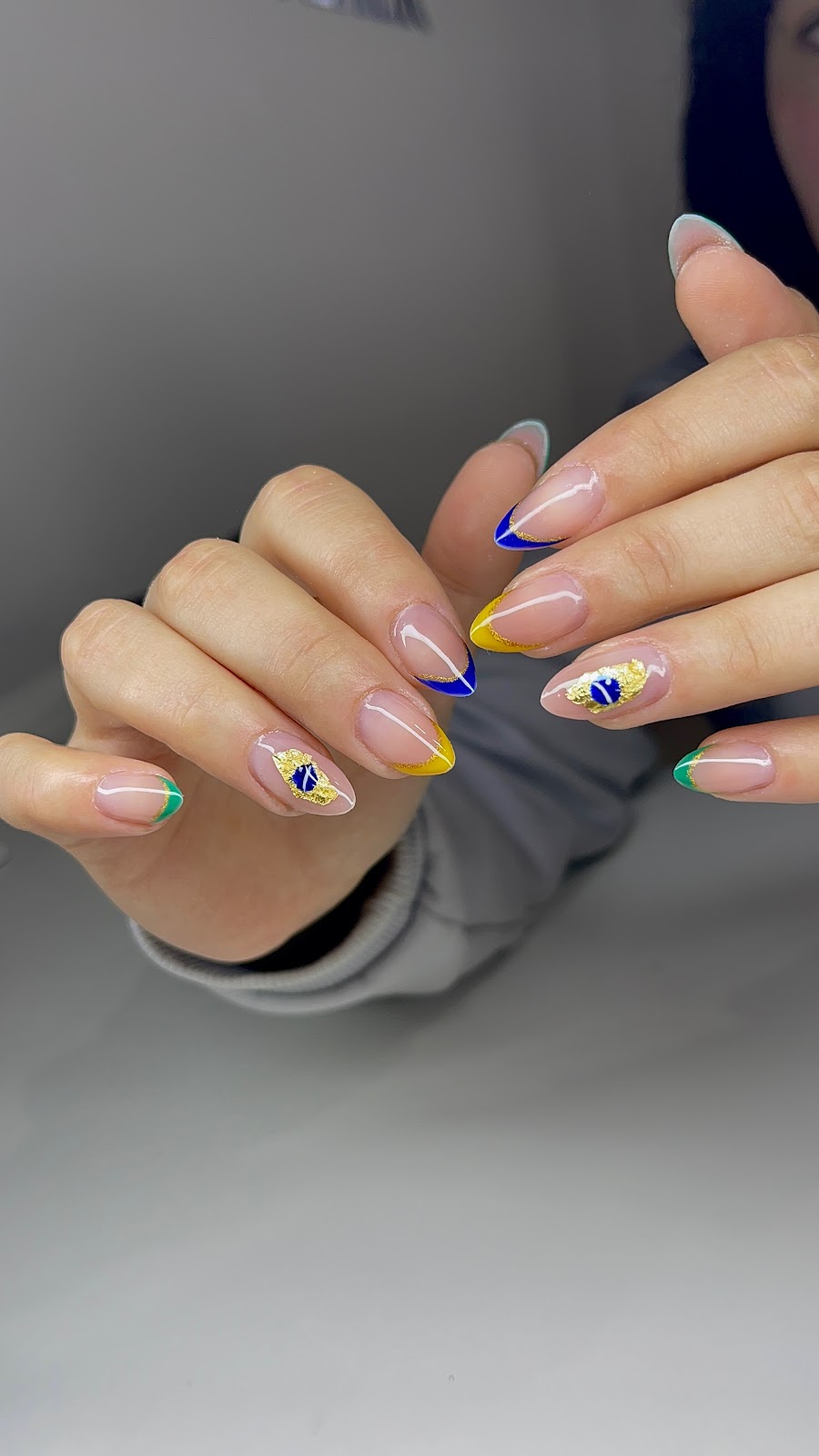 Nail art colorida feita no Divina Mulher Studio