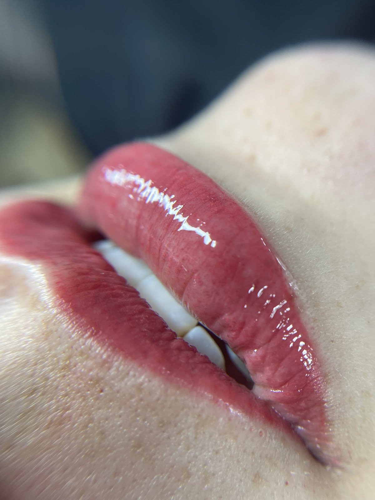 Boca com batom vermelho, cliente do Divina Mulher Studio