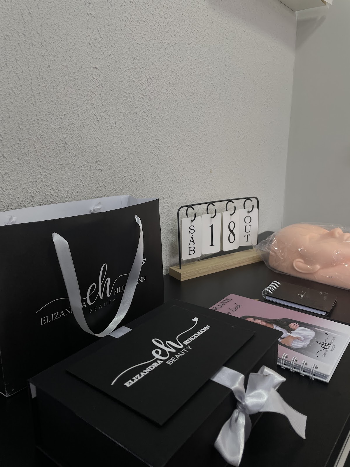 Materiais de trabalho usados no Divina Mulher Studio